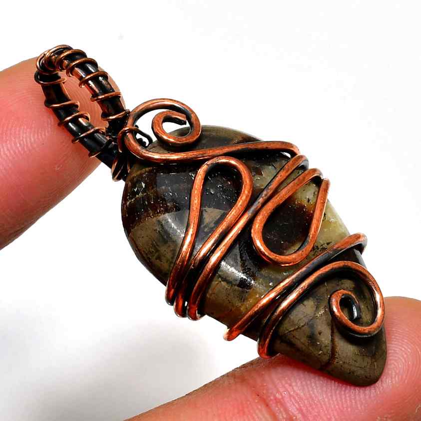 Ember’s Whisper – Copper-Wrapped Labradorite Pendant