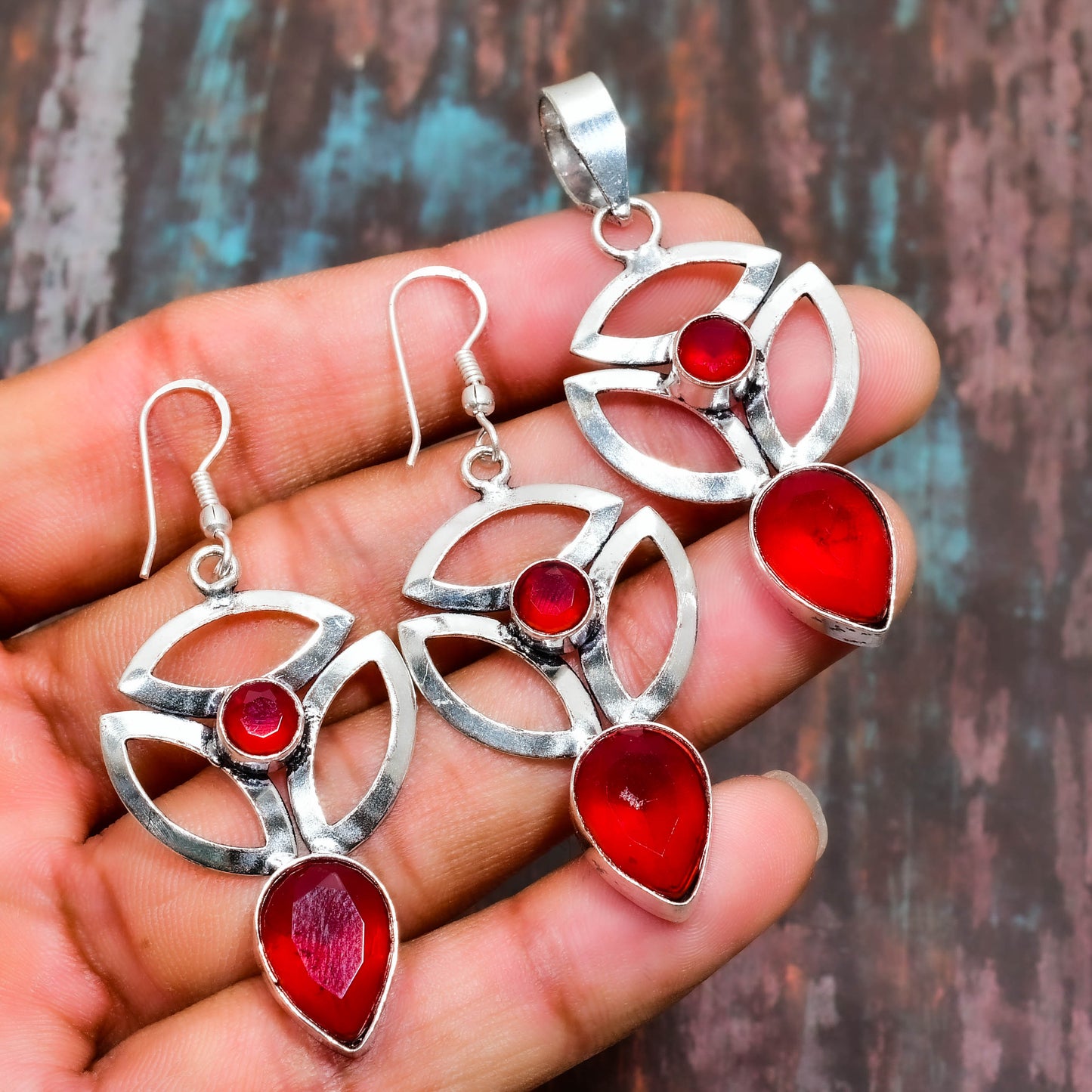 Scarlet Blossom – Carnelian Pendant & Earrings