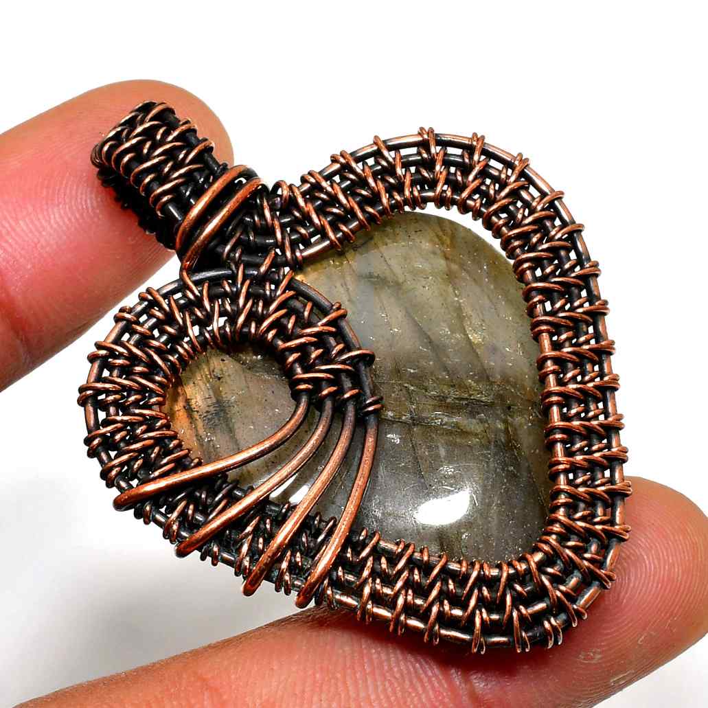 Selene’s Whisper – Labradorite Copper Pendant