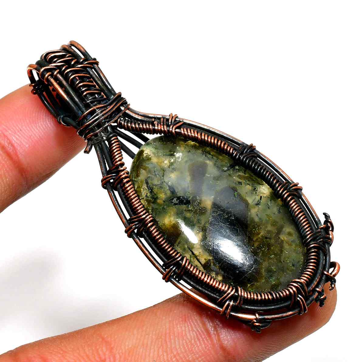 Seraphine’s Embrace – Labradorite Copper Pendant