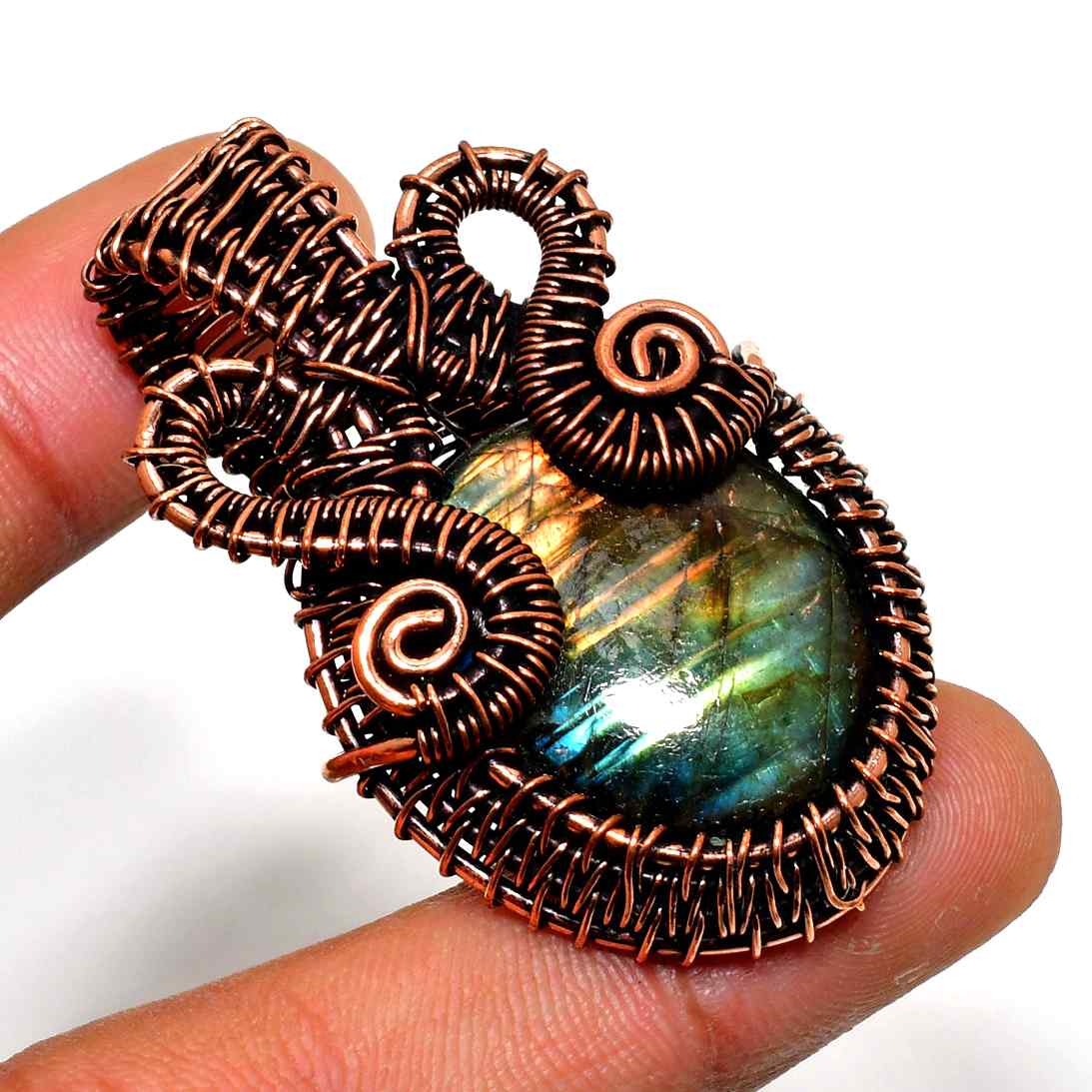 Luna’s Gleam – Labradorite Copper Pendant