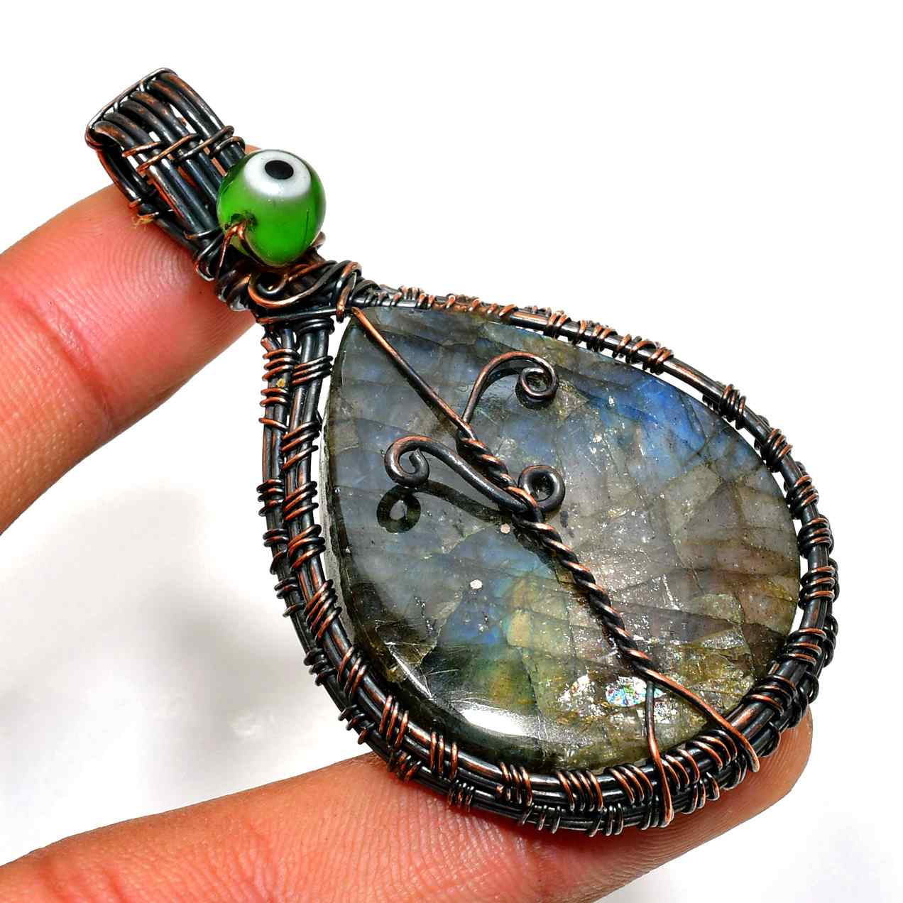 Aurora’s Gleam – Labradorite Copper Pendant