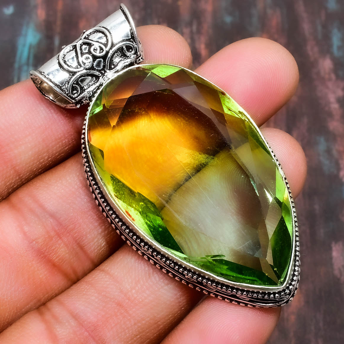 Emerald Harmony – Sterling Silver Filigree Pendant