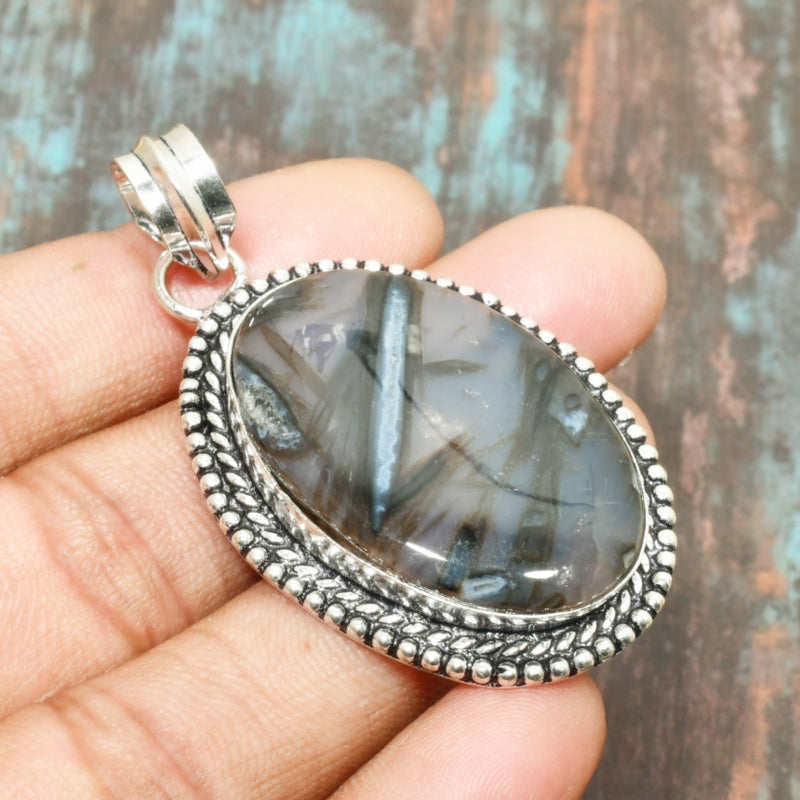 Selene’s Gleam – Sterling Silver Labradorite Pendant