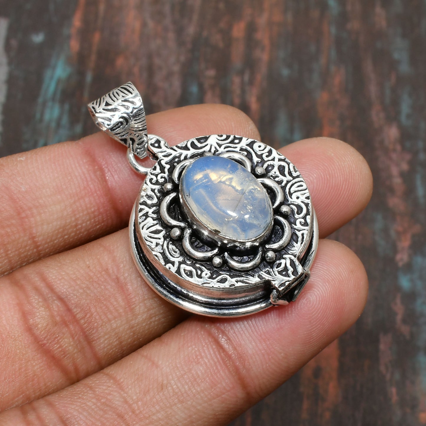 Luna’s Embrace – Sterling Silver Moonstone Pendant