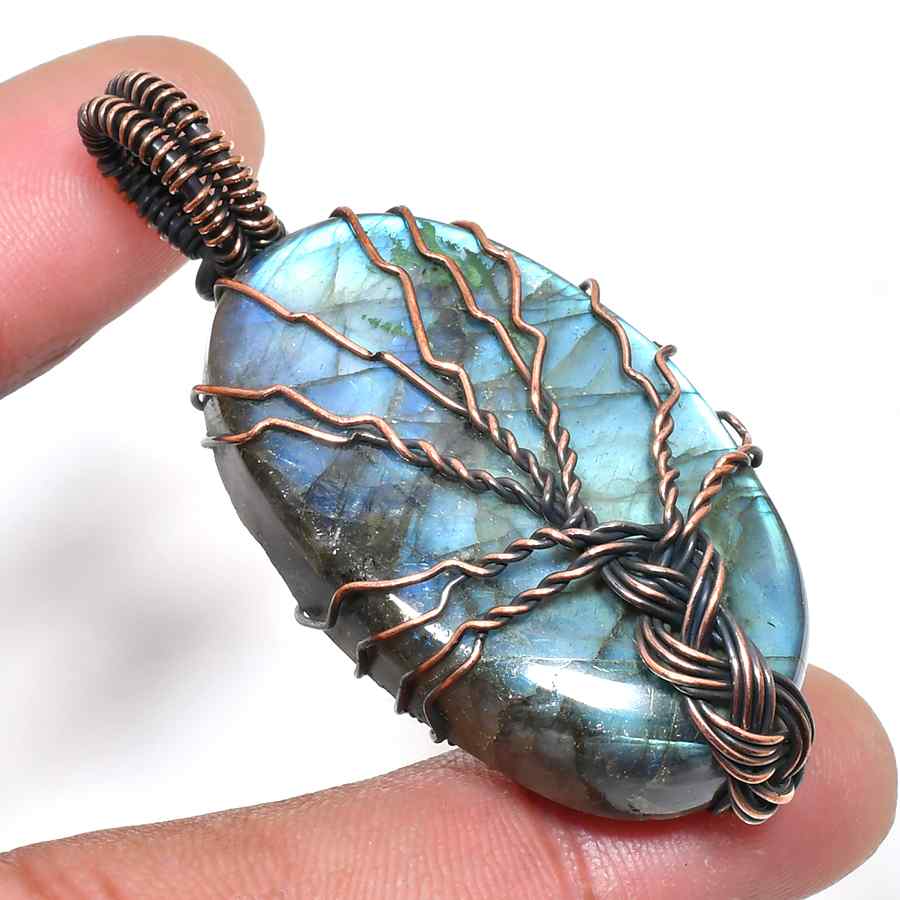 Selene’s Shard – Labradorite Copper Pendant