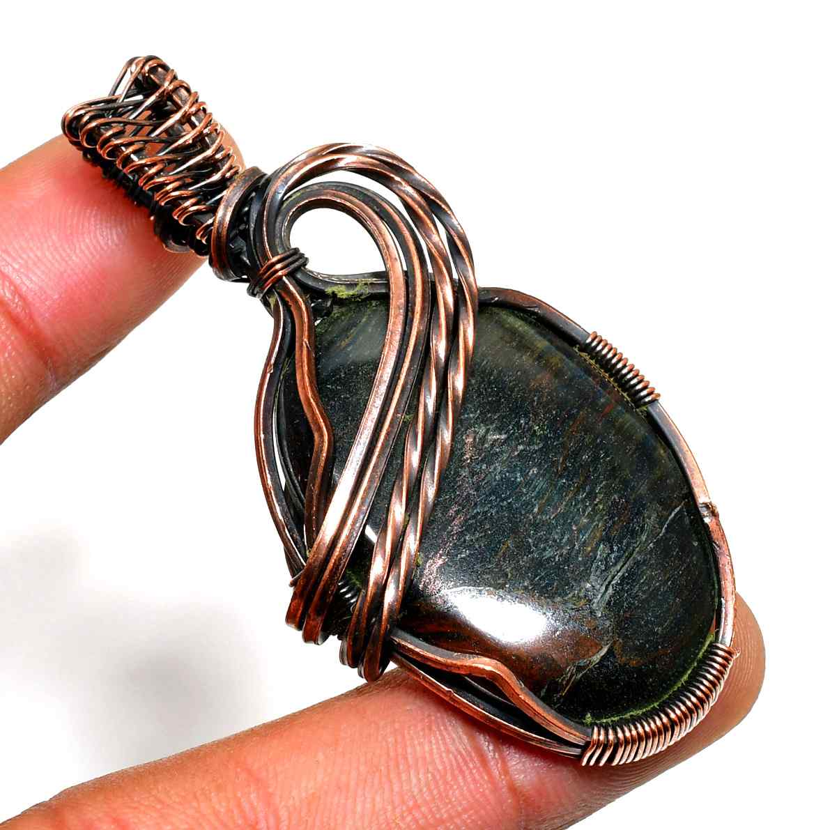 Shadow’s Embrace – Labradorite Copper Pendant