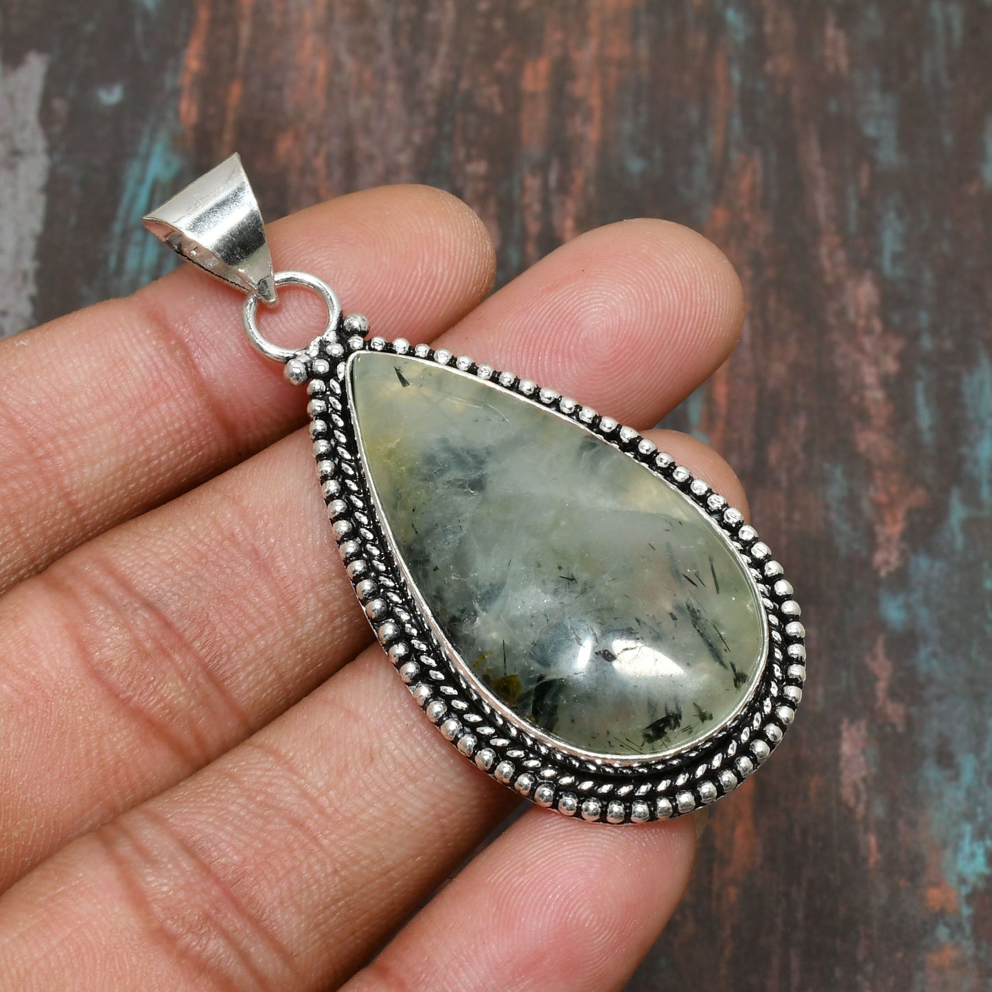 Aurora’s Gleam – Labradorite Sterling Silver Pendant