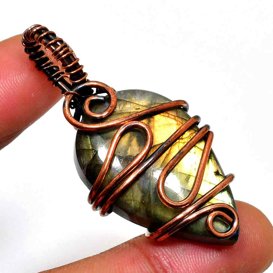Selene’s Aura – Labradorite Copper Pendant