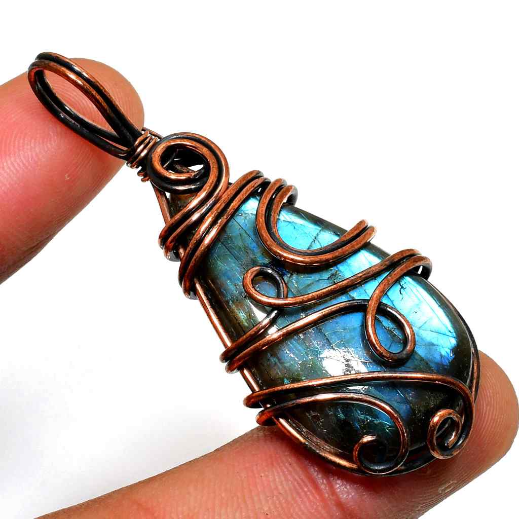 Aurora’s Gleam – Labradorite Copper Pendant