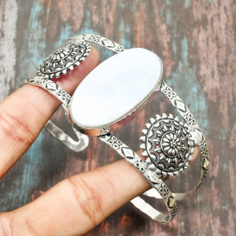 Luna’s Embrace – Moonstone Silver Bracelet