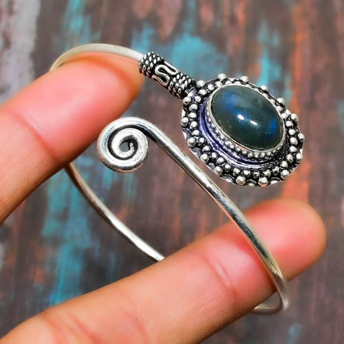 Selene’s Embrace – Labradorite Silver Bracelet