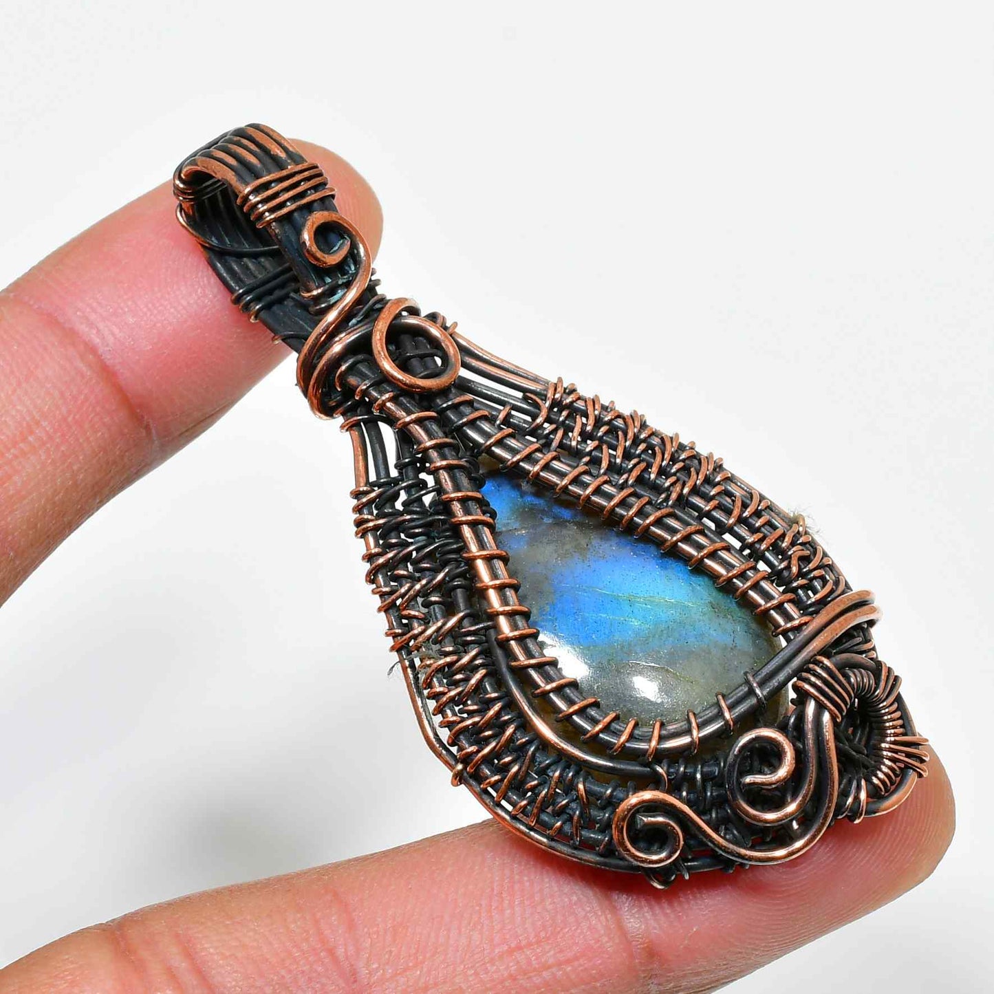 Selene’s Glow – Copper-Wrapped Labradorite Pendant