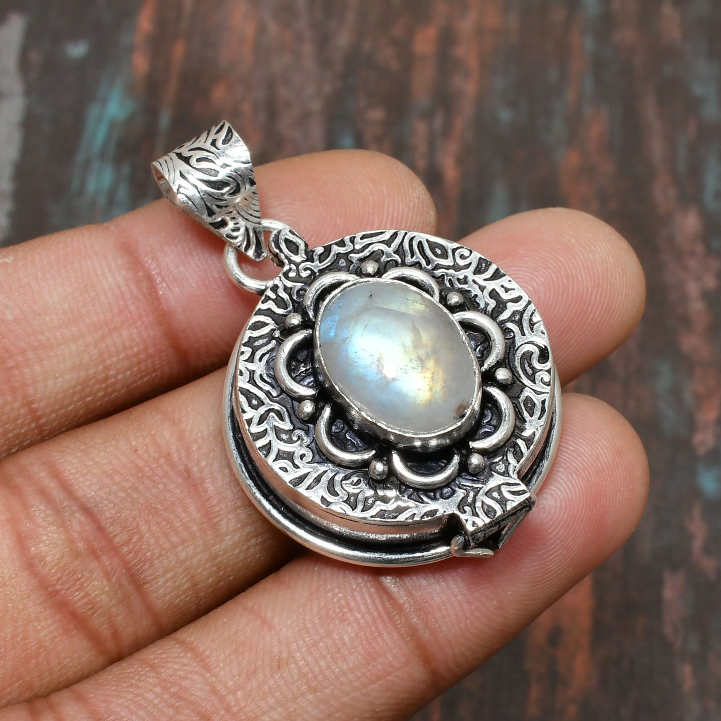 Moonlight Bloom – Silver Filigree Moonstone Pendant