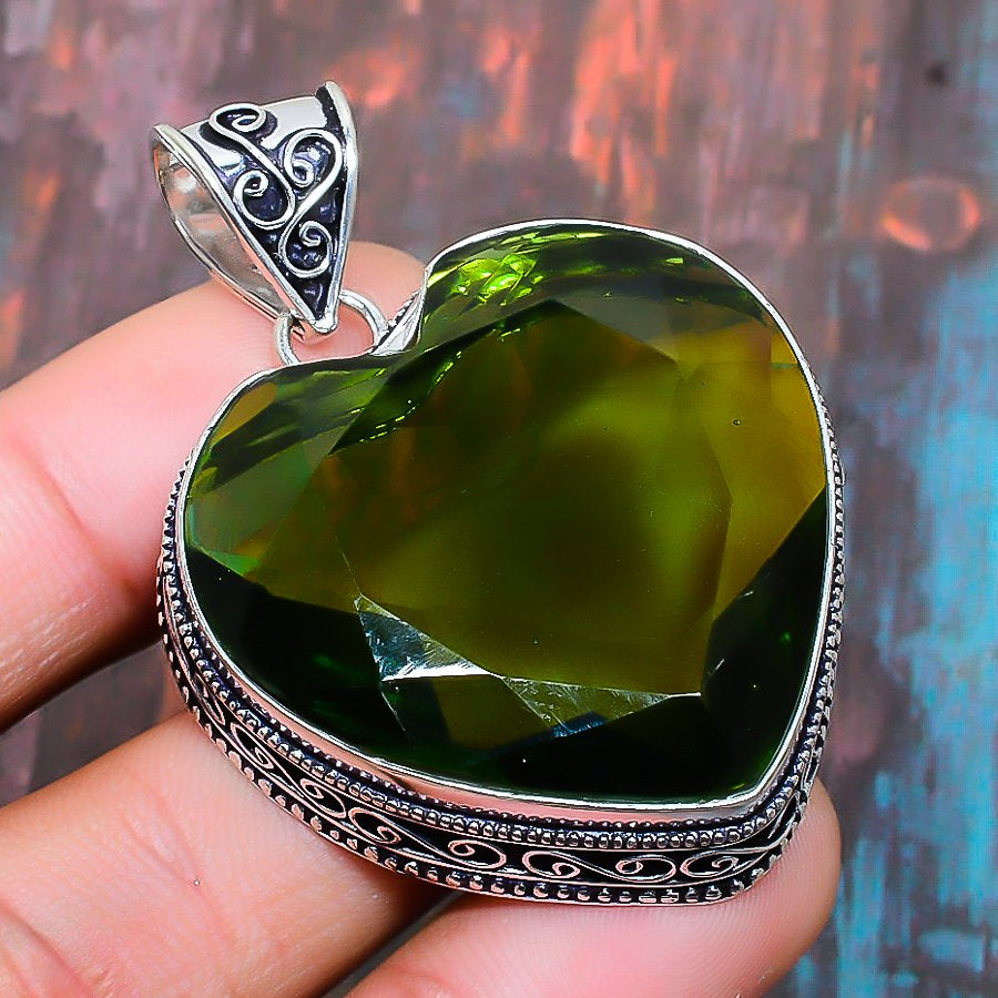 Earth’s Heart – Green Stone Silver Pendant