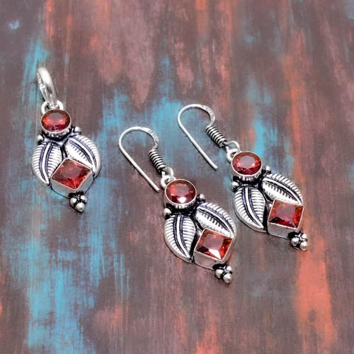 Ember’s Embrace – Garnet & Silver Jewelry Set