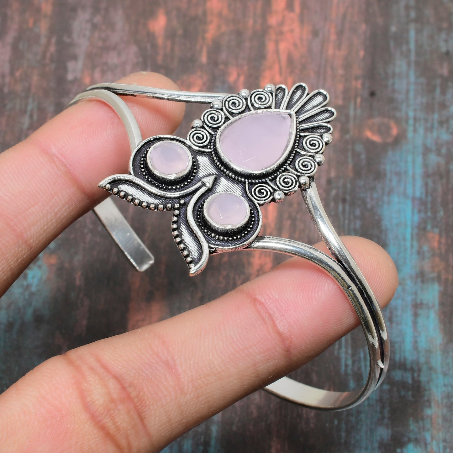 Elegant Blossom – Rose Quartz & Silver Cuff