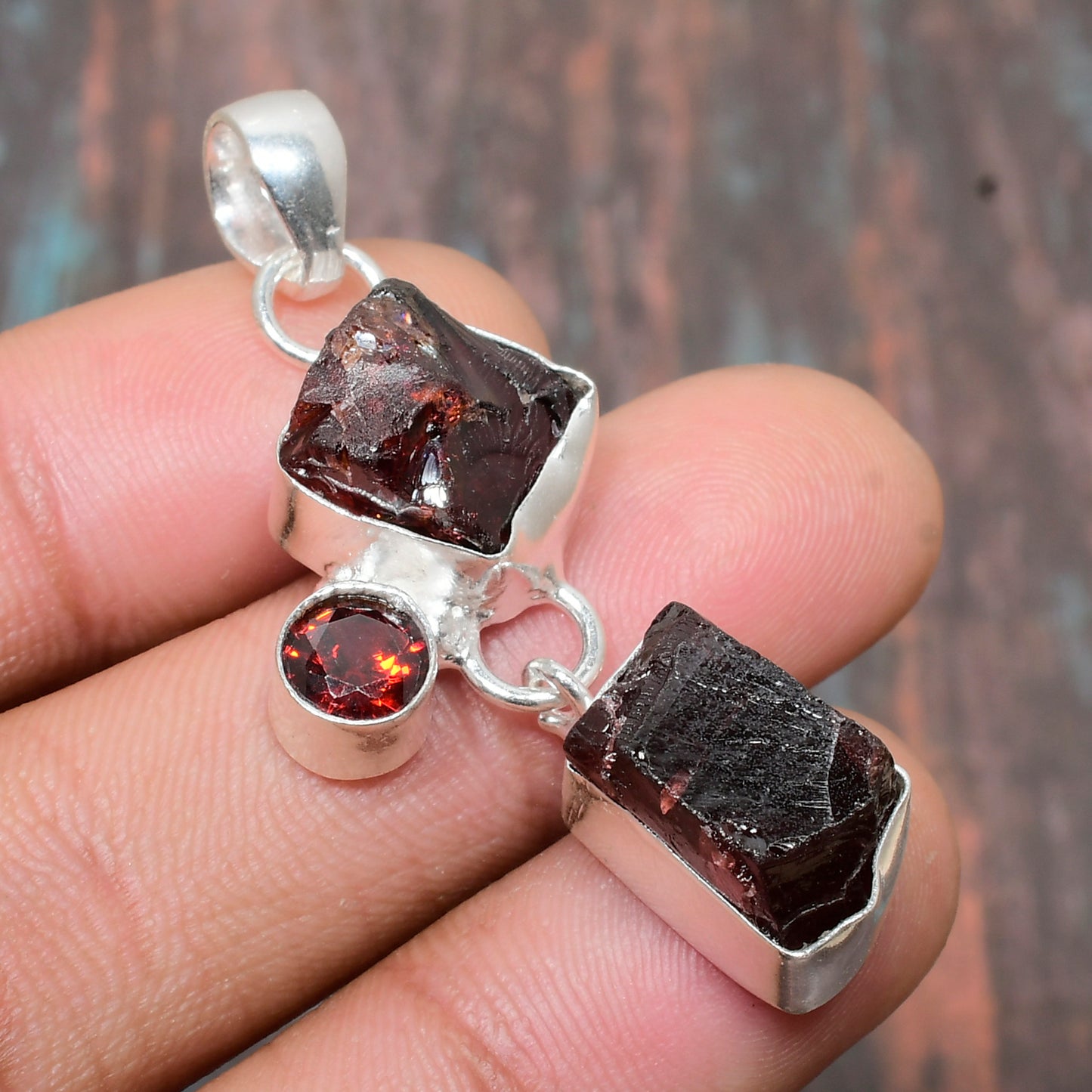 Crimson Embrace – Garnet Sterling Silver Pendant