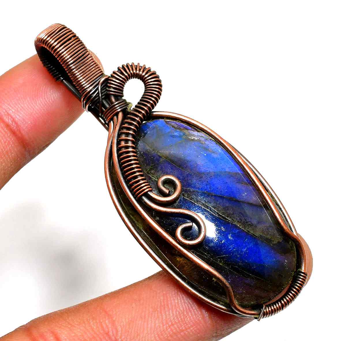 Selene’s Shift – Labradorite Copper Pendant