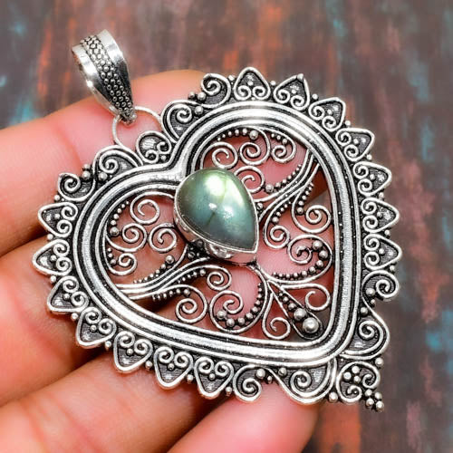 Celestial Embrace – Labradorite & Sterling Silver Pendant