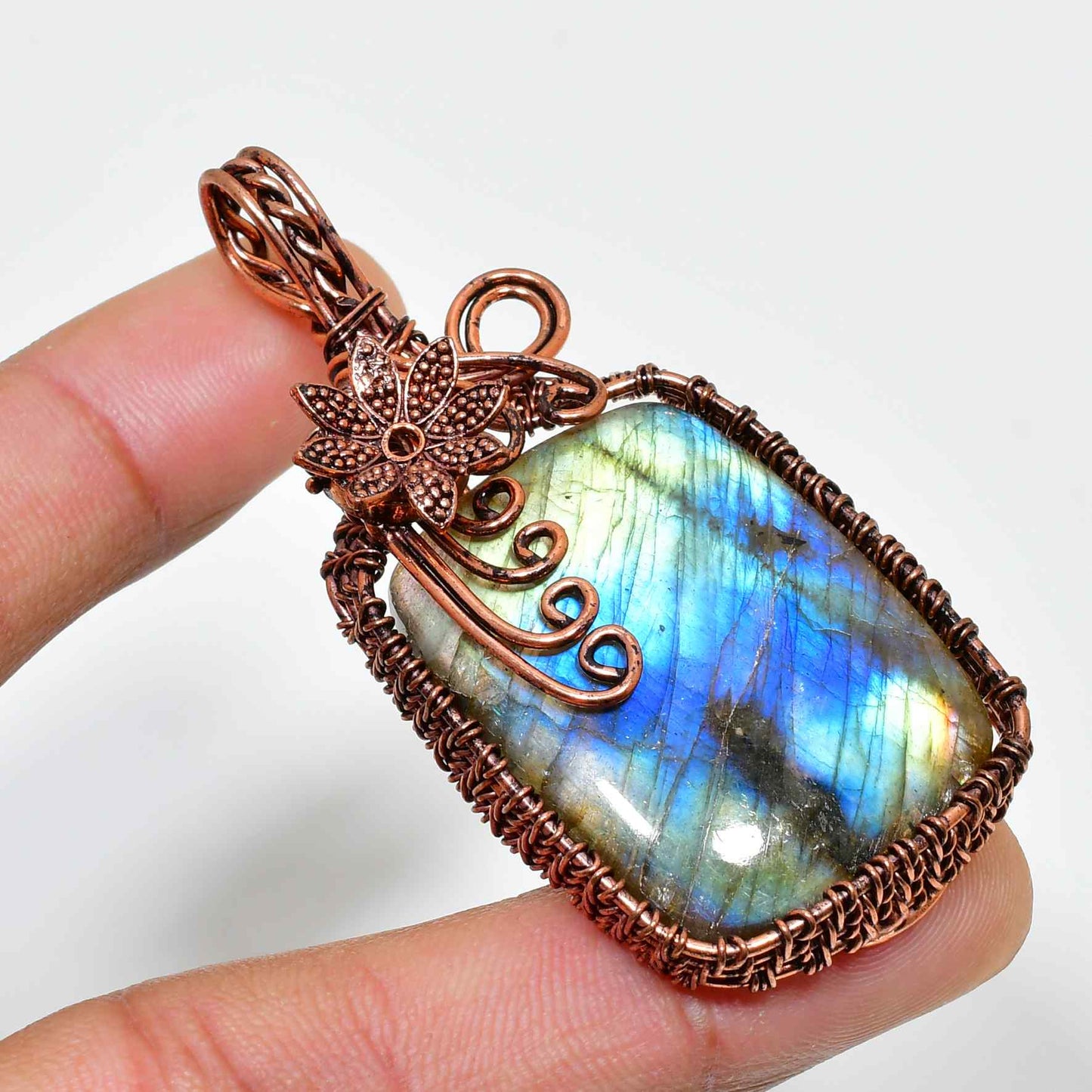 Moonlit Gleam – Labradorite Copper Pendant