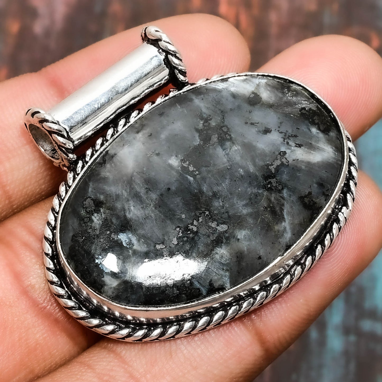 Shadowstone Shimmer – Labradorite Sterling Silver Pendant