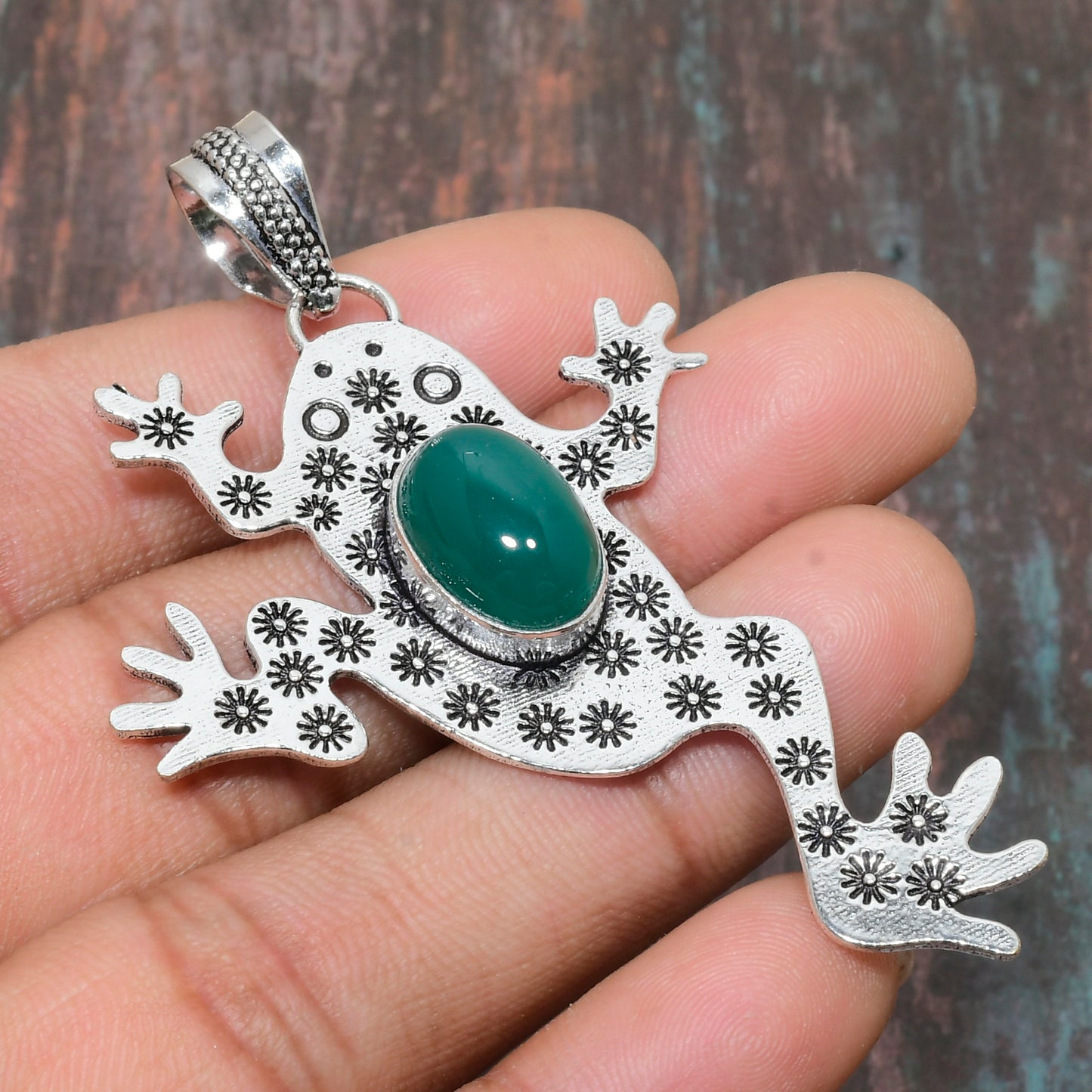 Fern’s Frolic – Silver Green Agate Frog Pendant
