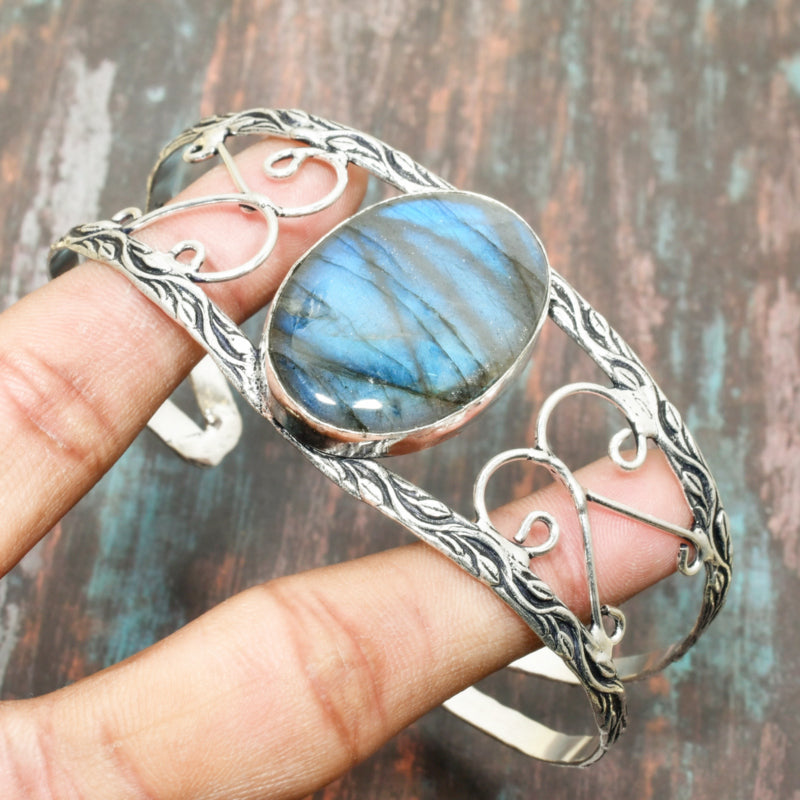 Celestial Embrace – Labradorite Silver Cuff