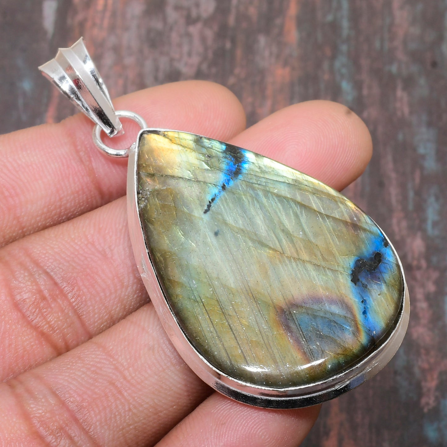 Aurora’s Gleam – Labradorite Sterling Silver Pendant