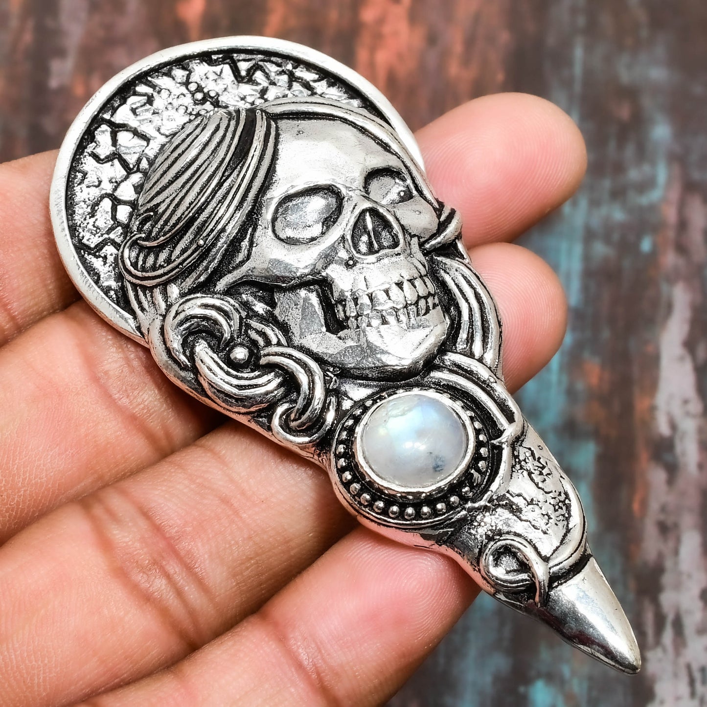 Midnight Revenant – Silver Skull Moonstone Pendant