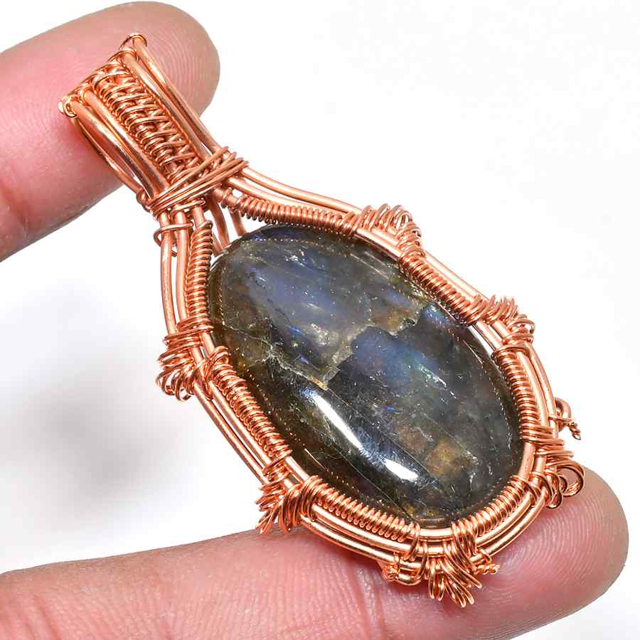 Selene’s Radiance – Labradorite Copper Pendant