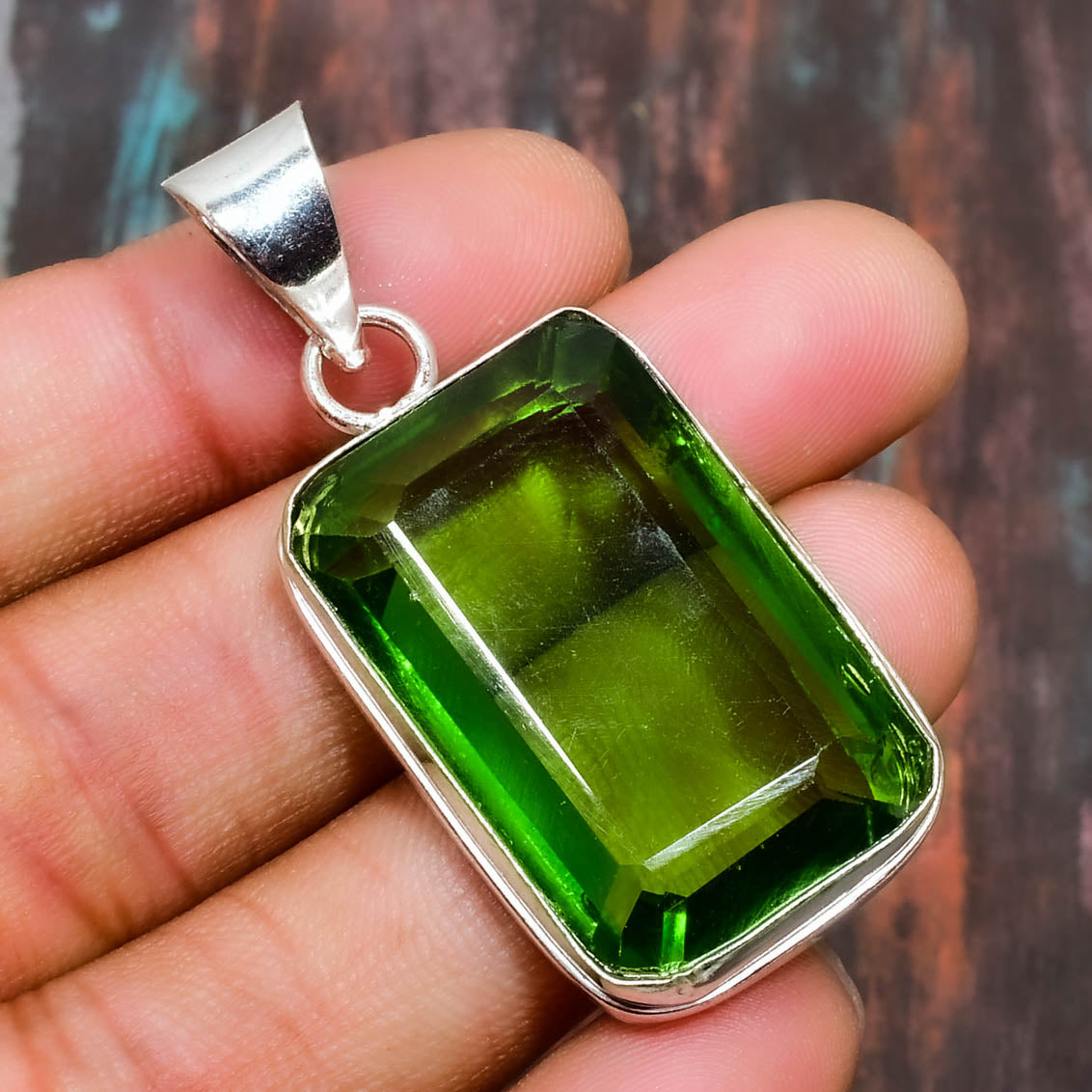 Verdant Embrace – Sterling Silver Peridot Pendant