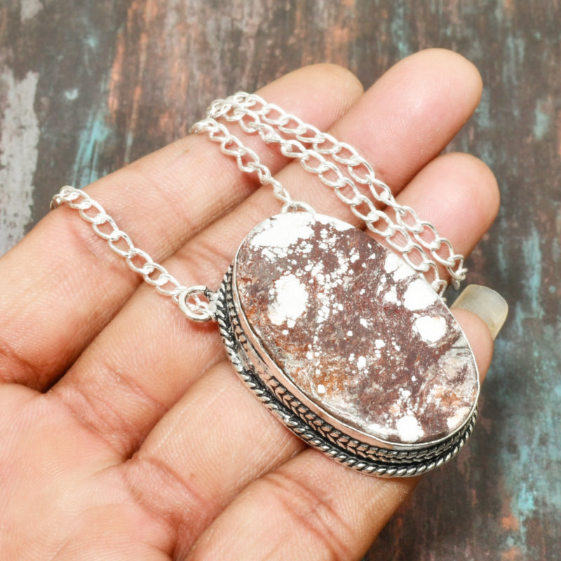 Grounded Elegance – Silver Agate Pendant