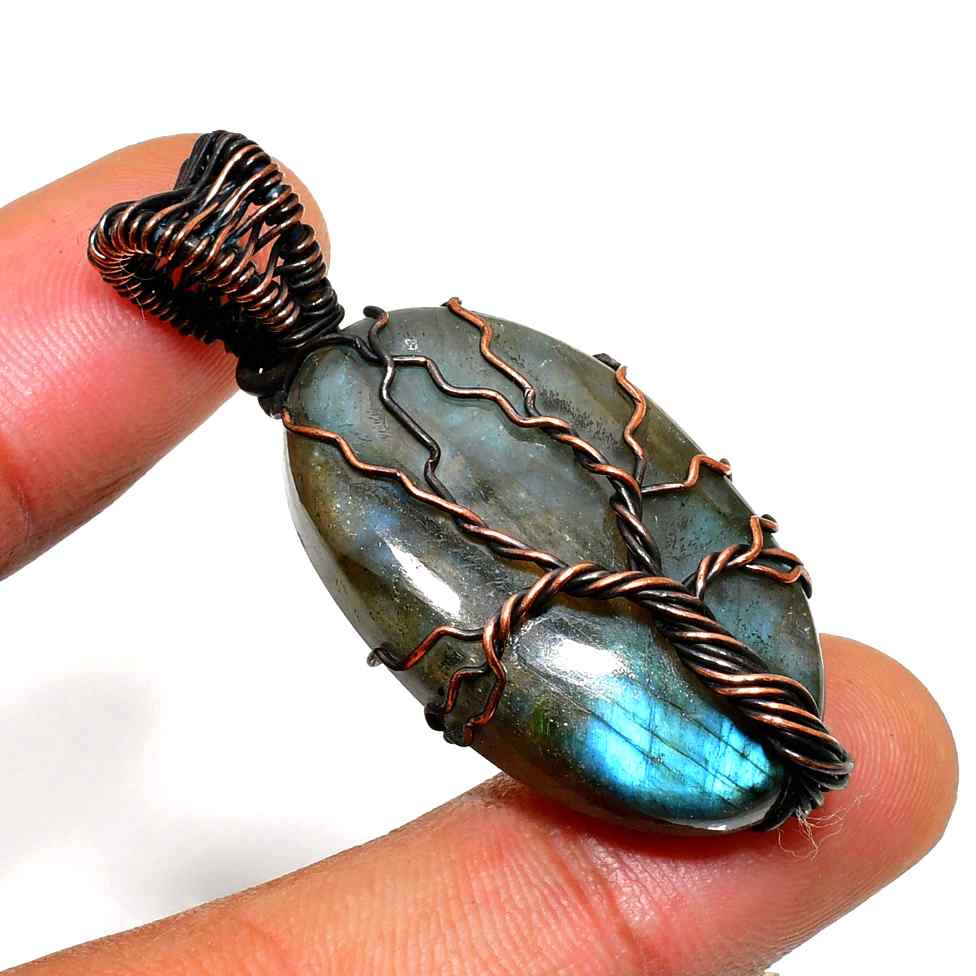 Tranquil Aura – Copper-Wrapped Labradorite Pendant