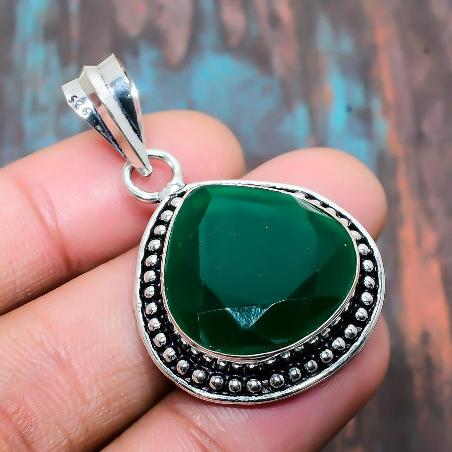 Verdant Embrace – Green Agate & Sterling Silver Pendant