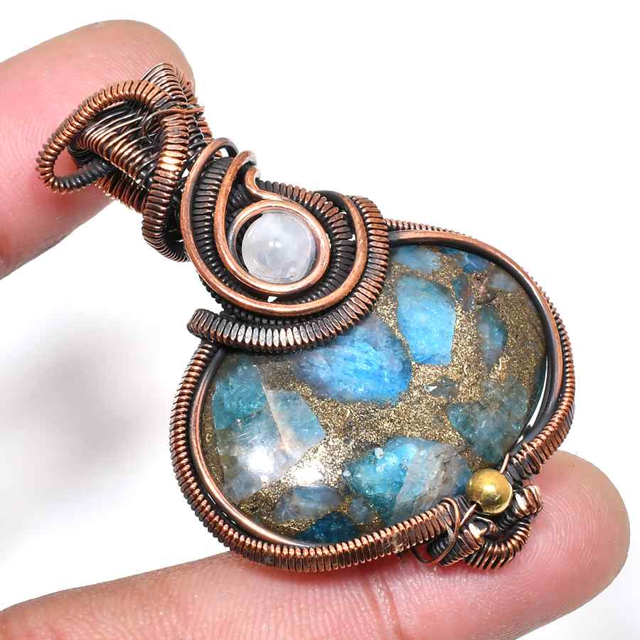 Aurora’s Allure – Labradorite Copper Pendant