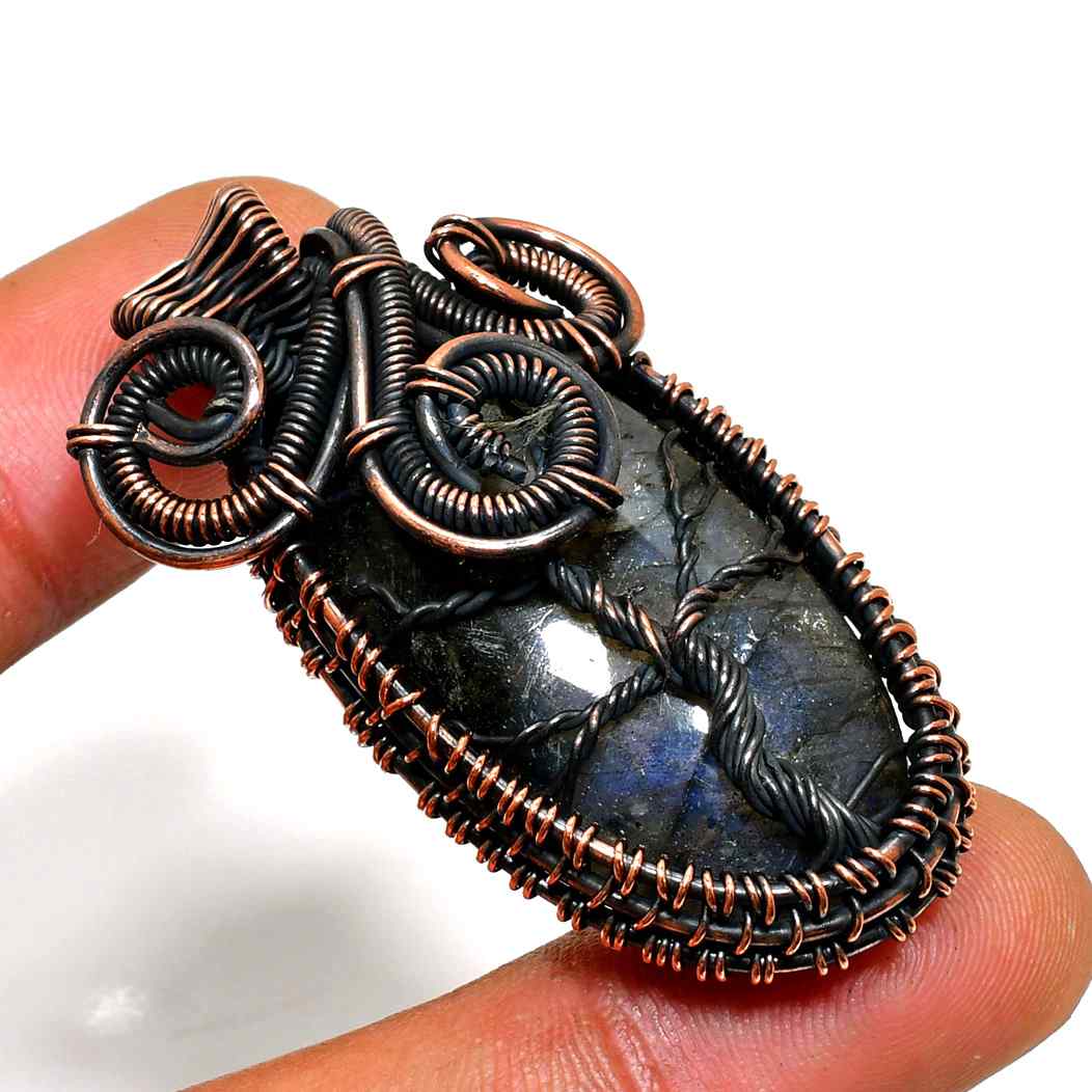 Ember Whisper – Labradorite Copper Pendant