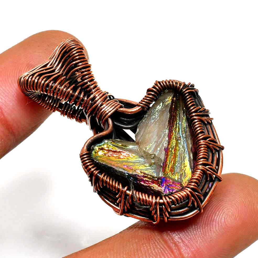 Radiant Spirit – Labradorite Copper Pendant