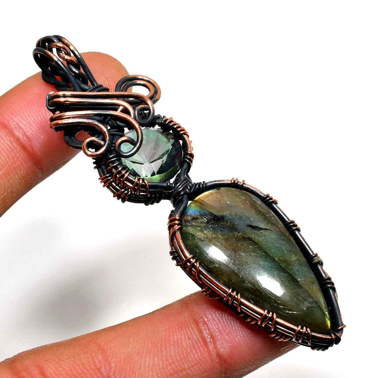 Aurora’s Gleam – Labradorite Copper Pendant