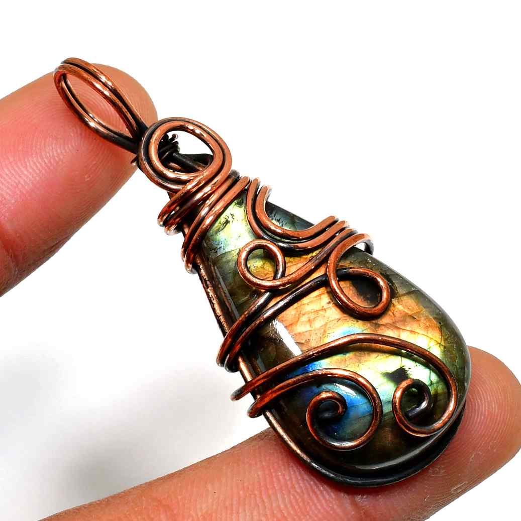 Celestial Veil – Labradorite & Copper Pendant