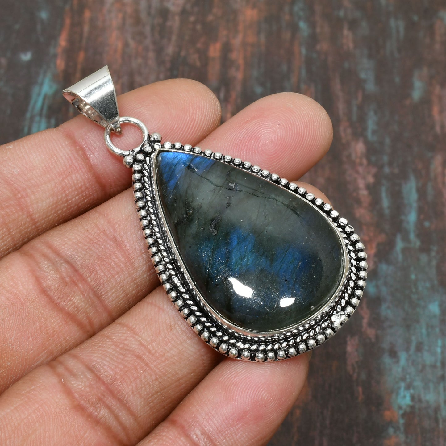 Selene’s Gleam – Sterling Silver Labradorite Pendant