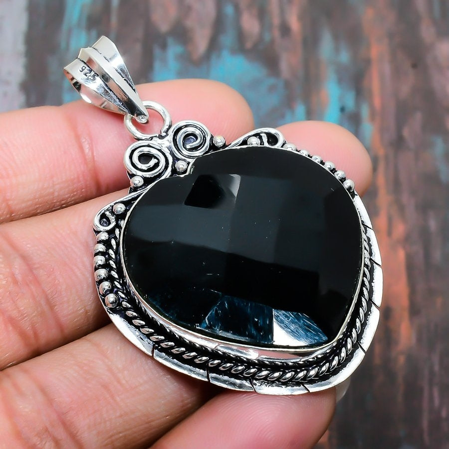 Shadowheart – Sterling Silver Onyx Pendant