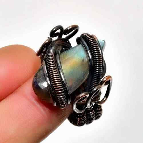Sylva’s Whisper – Labradorite & Silver Wire Ring