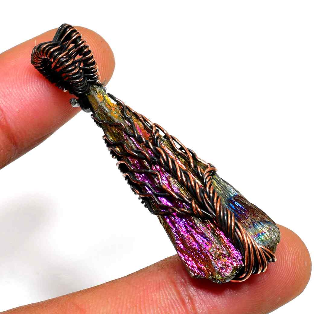 Aurora’s Glow – Labradorite Copper Pendant