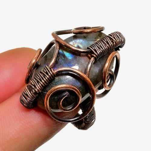 Luna’s Veil – Labradorite Copper Ring
