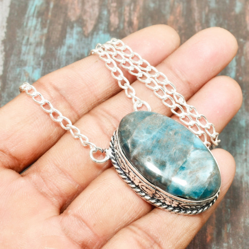 Aurora’s Gleam – Labradorite & Sterling Silver Pendant