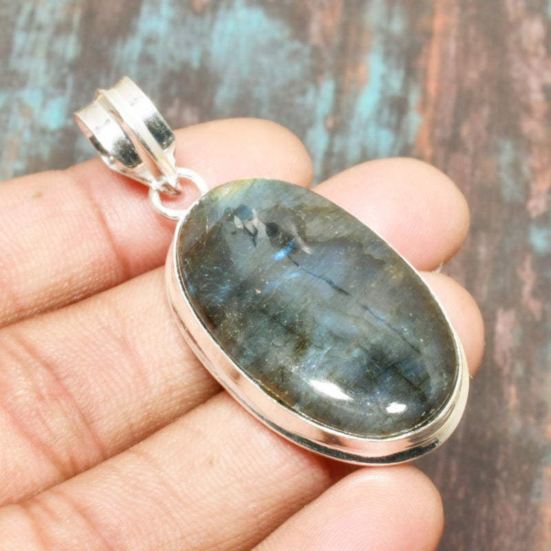 Mystic Gleam – Labradorite & Sterling Silver Pendant