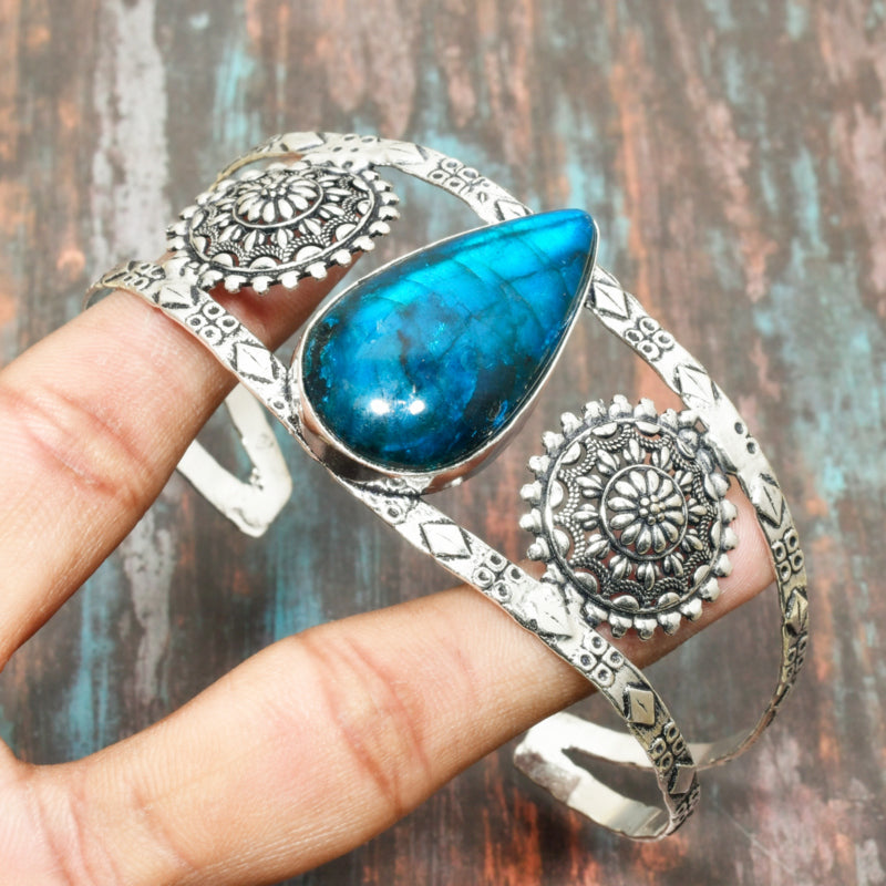 Indira’s Embrace – Labradorite Sterling Silver Bracelet