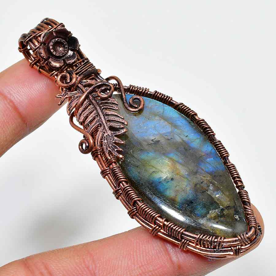 Aurora’s Veil – Handcrafted Labradorite & Copper Pendant