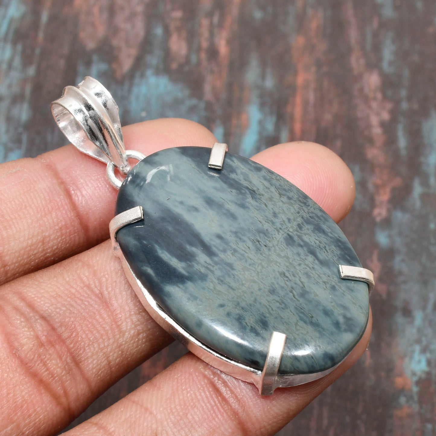 Ocean’s Embrace – Labradorite Sterling Silver Pendant